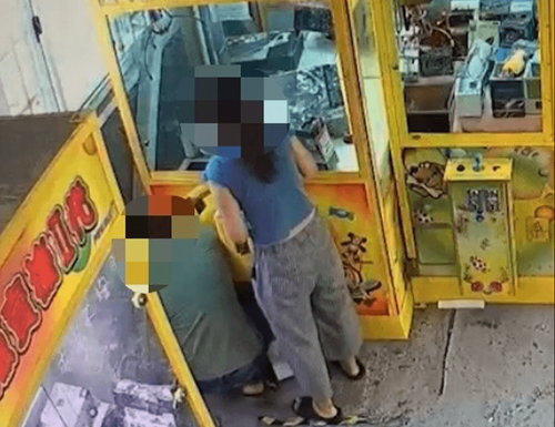 就在娃娃機洞口起貪念！　夫妻檔把空氣清淨機撈出來