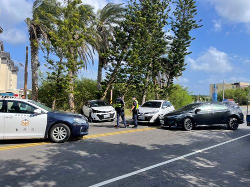 澎湖3車連環撞　肇事白車跨雙黃線逆向衝撞！黑車前後遭包夾