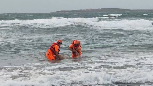 七級風浪也要帶女友戲水 澎湖警員遭浪噬救起無生命跡象