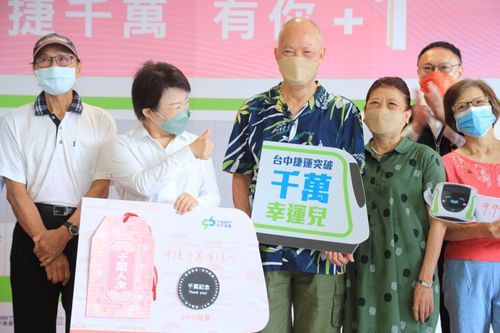 搭中捷綠線第1千萬幸運兒拿到黑鑽卡 盧秀燕喊話中央:藍線審查快一點