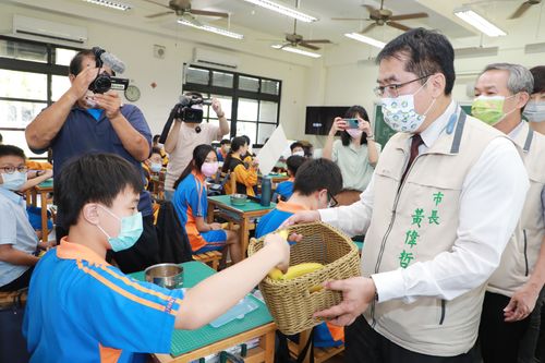 南市府挺蕉農 購582箱屏東香蕉幫64所國中加菜