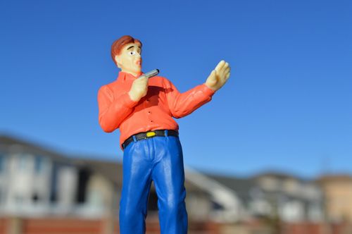 他向女友炫耀「好大一隻槍」　結果走火打傷自己！還慘被判囚5年2月