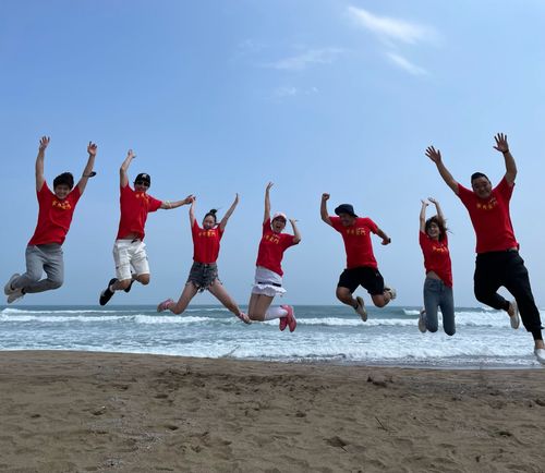 廖家儀揪團1小時清3大袋 馬國畢響應「淨灘消業障」