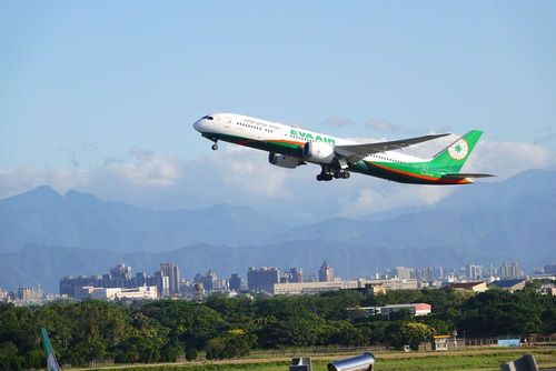 星宇航空日本線下殺不到1萬!長榮「被刺激」跟進降價 他哭:才剛訂到25K