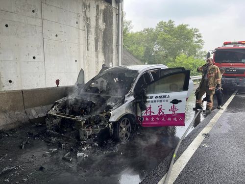 台南市長參選人林義豐競選車國道起火 燒到剩骨架!團隊倉皇逃生