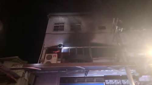 樹林鐵皮倉庫竄火舌濃煙 大批警消射水灌救