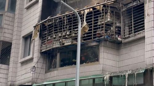 北市信義區公寓突竄火舌濃煙　住戶緊急爬鐵窗逃生