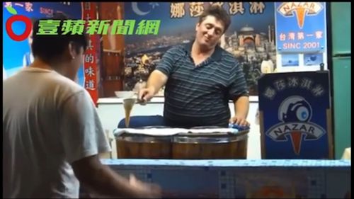 土耳其冰淇淋老闆棋逢敵手　客人這樣做！他生氣不賣了