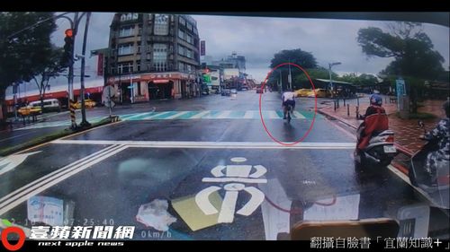 計程車擦撞單車!網友卻都替小黃叫屈 揪這點譏「還好有撞到」