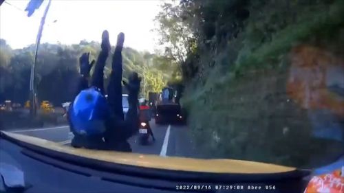 小黃追撞機車！騎士遭「背殺」噴上引擎蓋　網怒：顧著聊天｜影片