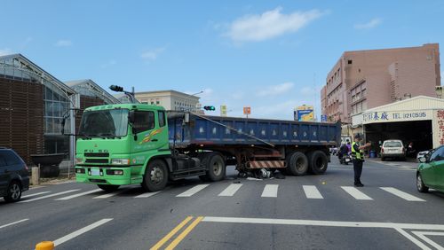 澎湖車禍!疑闖紅燈未剎車 騎士連人帶車塞進拖車下命危