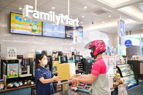 搶宅配30億商機！全家「宅家取」上線　foodpanda助攻有人在家再送