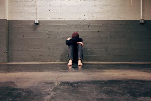抓猴老鳥曝抓姦男女反應大不同!「男人永遠先遮下體,女人永遠先遮臉」