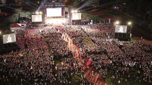 藍營女力造勢狂吸3萬人? 四叉貓「數椅子」:每張坐4人我就相信啦