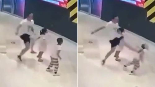 31歲男賣場飛踹7歲童　偷襲影片曝光！竟是為2歲兒復仇