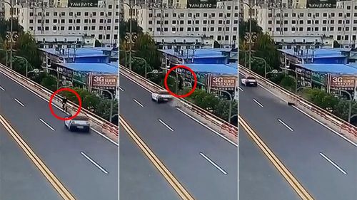 驚悚影片｜他逆騎高架被轎車撞飛「墜回平面」　貨車路過補刀輾斃