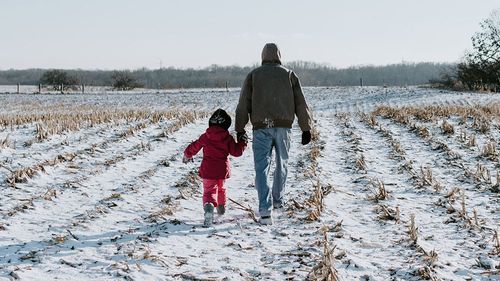 阿公主動幫顧孫卻沒錢拿　怒告兒子！獲判賠9萬撫養費