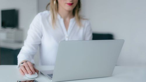 女業務「13罪狀」敢拒老闆、檢舉公司 「血統外掛」太無敵趕不走