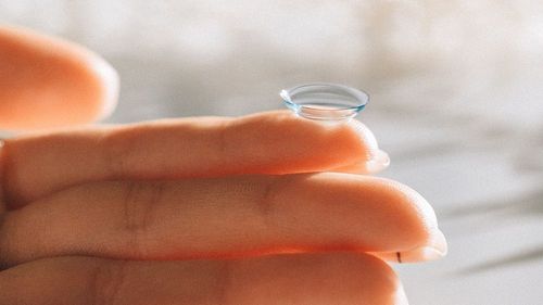 她戴隱形眼鏡洗澡代價「左眼摘除」　蟲蟲入侵吞噬視力