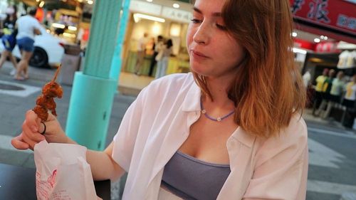 俄羅斯正妹被台灣炸物收服 「我覺得我是第一個喜歡雞屁股的外國人」