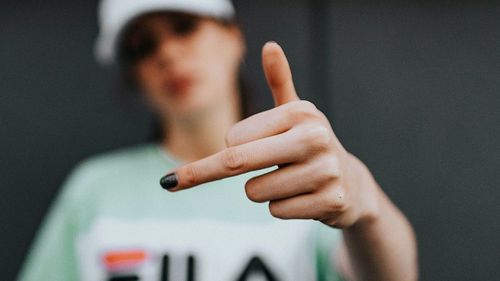 「比中指飆髒話」不僅能罵人　美研究：能減緩10%疼痛