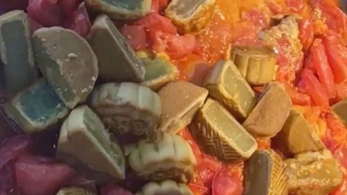 學校餐廳「番茄炒月餅」變一道菜　女學生：我和同學都驚呆了