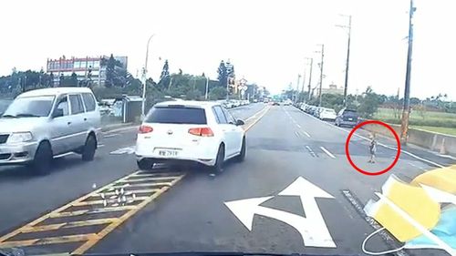 影片｜小小孩獨自衝入4線車道　駕駛煞車救援！家長卻「全無緊張神情」